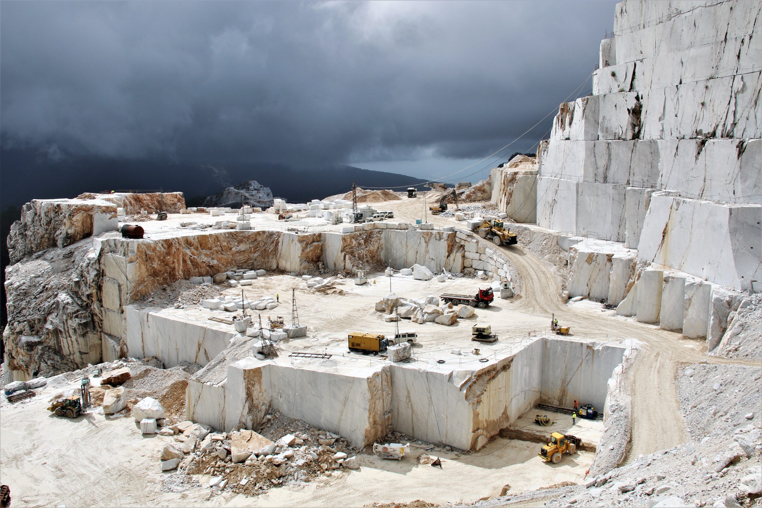 Travertine vs. Marble vs. Granite: Which Is the Right Choice for Wholesalers?